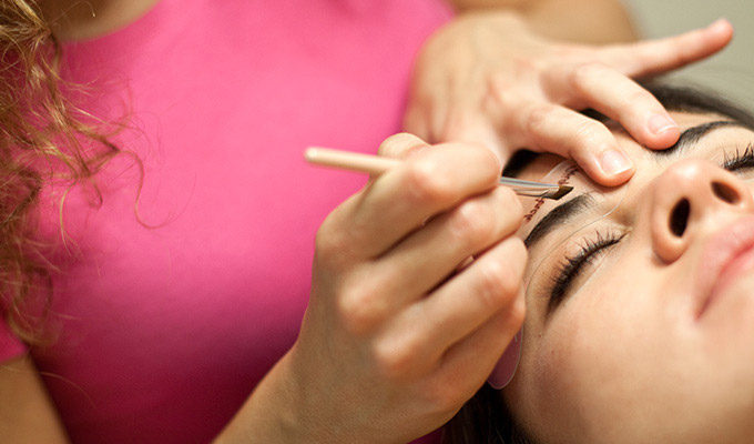 Negovalni tretmaji – Oblikovanje obrvi Anastasia Beverly Hills